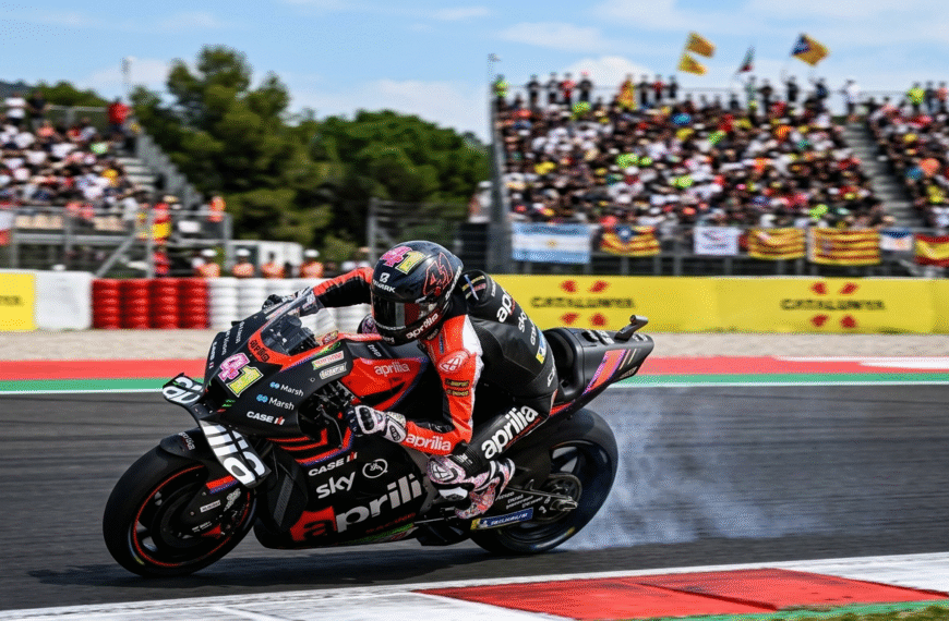 Silencio en Sepang: Aleix Espargaró sufre una dura caída en plena reconstrucción